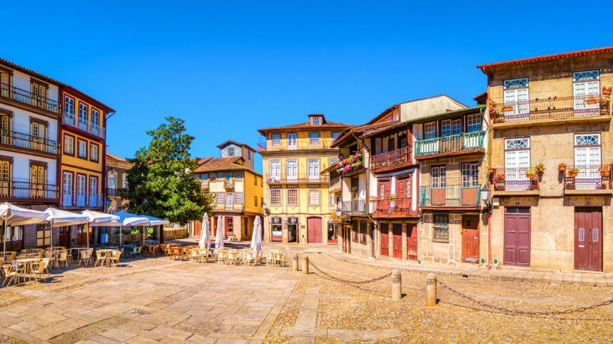 De castillos a vinos verdes: qué hacer en Guimarães y Braga para vivir el auténtico norte de Portugal