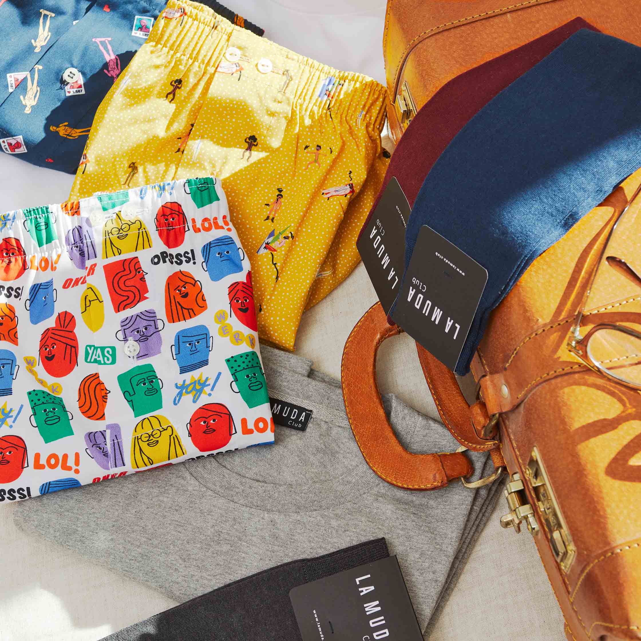 fotografia colorida de varios productos de la muda, destaca el calzoncillo jarana, mankini y superlike