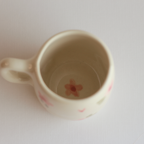 fotografai de taza café en flor vista desde arriba, detalle de flor