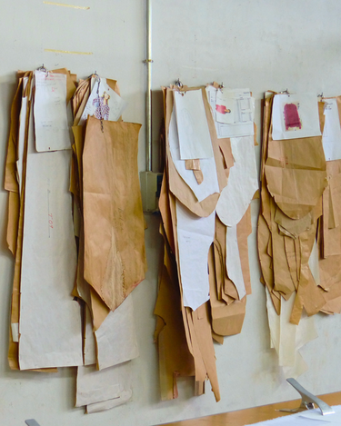 Fotografía de patrones de papel marrón sobre pared