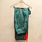 Pantalón de pijama largo con estampado de jungla diseñado por Tato Prado, confeccionado en Villaconejos con algodón 100% español.