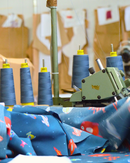 fotografía de máquina de coser industrial de hilos con tela Aqua Parade
