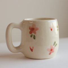 fotografía frontal de taza café en flor