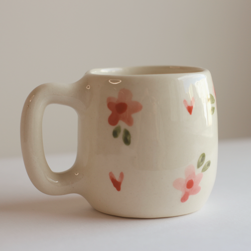 fotografía frontal de taza café en flor