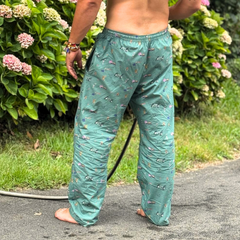 Pantalón de pijama largo con estampado de jungla diseñado por Tato Prado, confeccionado en Villaconejos con algodón 100% español. vista trasera