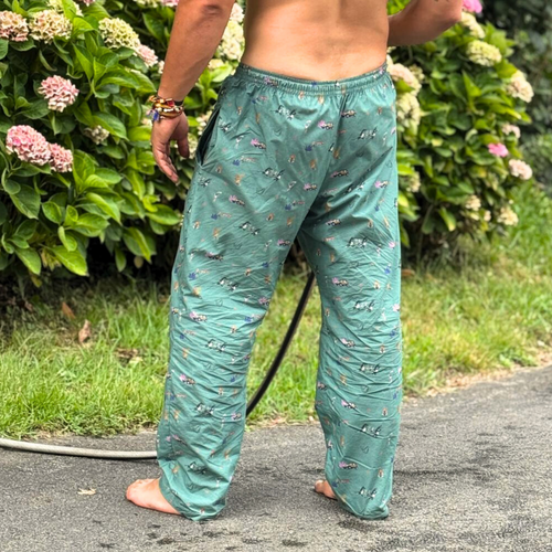 Pantalón de pijama largo con estampado de jungla diseñado por Tato Prado, confeccionado en Villaconejos con algodón 100% español. vista trasera