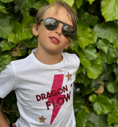 fotografia de niño con camiseta dragonflow y gafas de sol