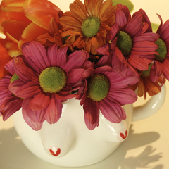composición floral de taza con pechos