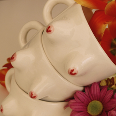 taza de tipo café con pechos, composición floral