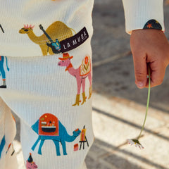 fotografia de detalle manga y pantalon de pijama niño