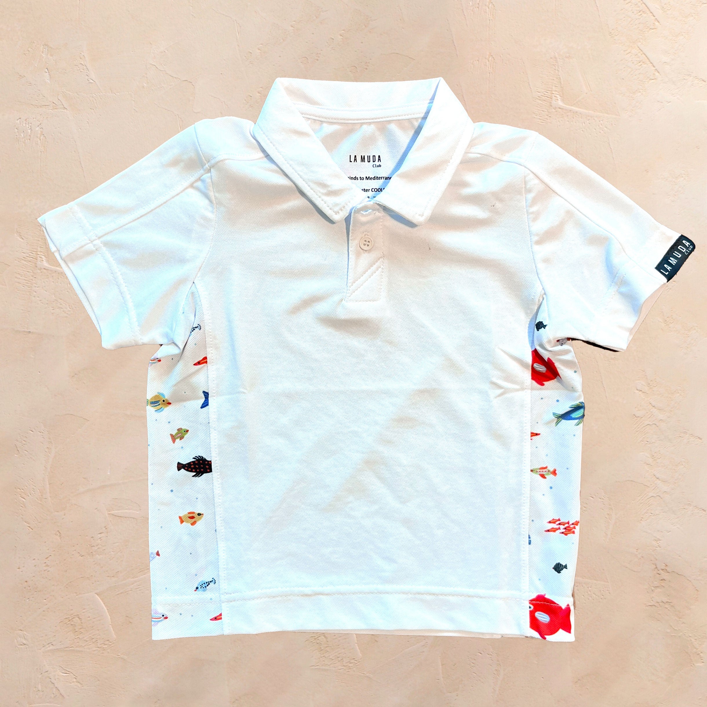 polo aqua parade sobre fondo de madera