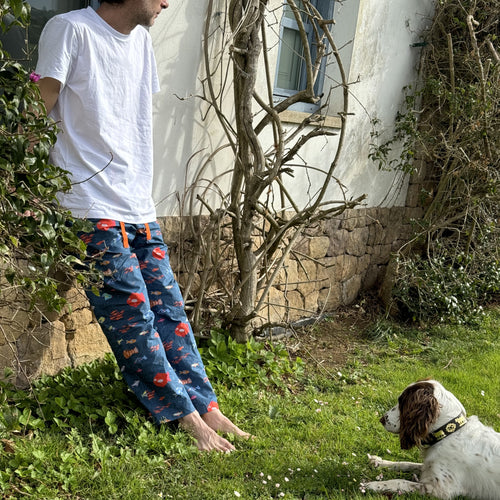 fotografía de hombre frente a perro llevando pantalon de aqua parade