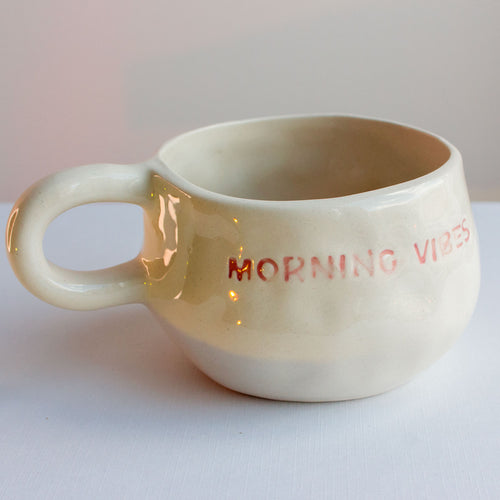 fotografía de taza con texto morning vibes