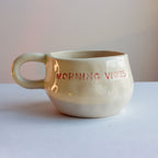 fotografía de taza con texto morning vibes