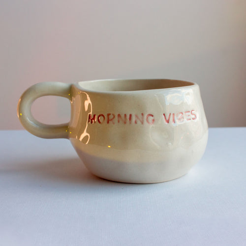 fotografía de taza con texto morning vibes