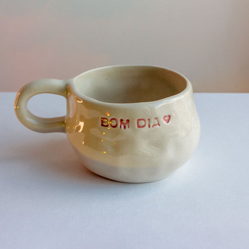 fotografía de taza con texto Bom dia