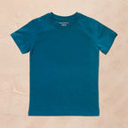 camiseta azul sobre fondo blanco