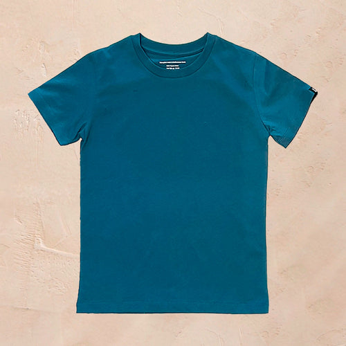 camiseta azul sobre fondo blanco