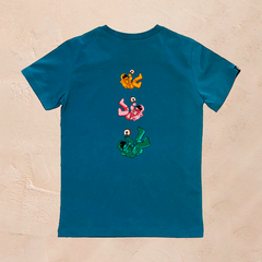 Camiseta azul 100% algodón con astronautas de colores en la parte trasera.