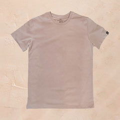 Camiseta color tierra sobre fondo blanco