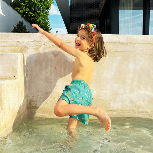 fotografia de niña jugando en la piscina con bañador beaches peaches