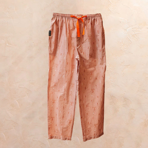 Pantalón de pijama largo con estampado inspirado en el arte clásico y la proporción humana, diseño de Studio.PSD, algodón fabricado en Villaconejos.
¿Quieres que también te prepare el alt text para las camisetas que acompañan a estos pijamas (aunque sean blancas, se puede reforzar con “camiseta blanca de pijama de hombre” para SEO)?