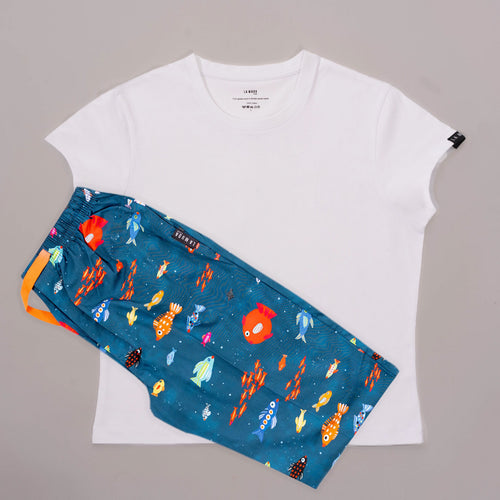 fotografía de camiseta de mujer blanca y pantalón aqua parade