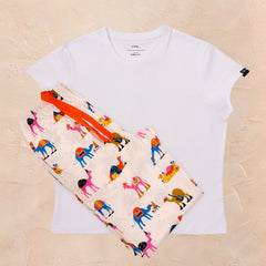 fotografía de camiseta de mujer blanca y pantalón hump huddle