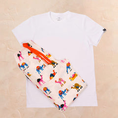 fotografía de camiseta de niño blanca y pantalón hump huddle