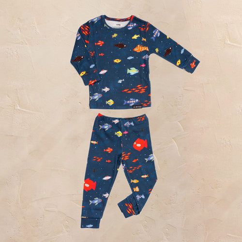fotografía de pijama de niño de aqua parade sobre fondo blanco