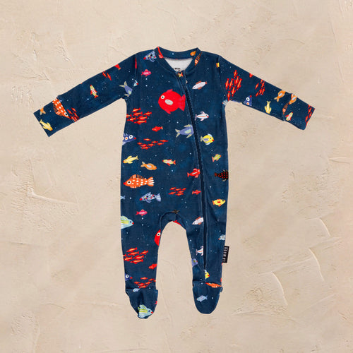 fotografía de pijama de bebé de aqua parade sobre fondo blanco