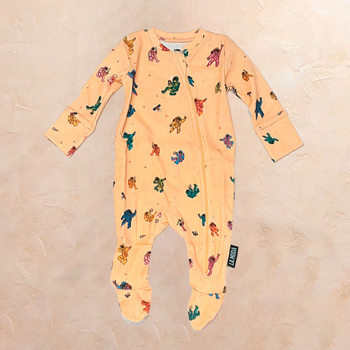 Pijama de bebé con estampado a rayas de astronautas, fabricado en algodón.