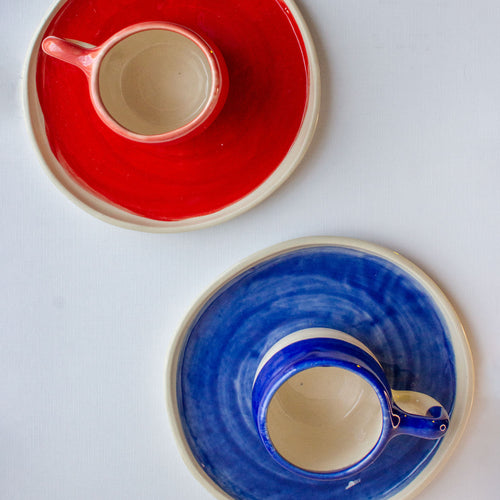 fotografia de tazas roja y azul con blanco, vista cenital