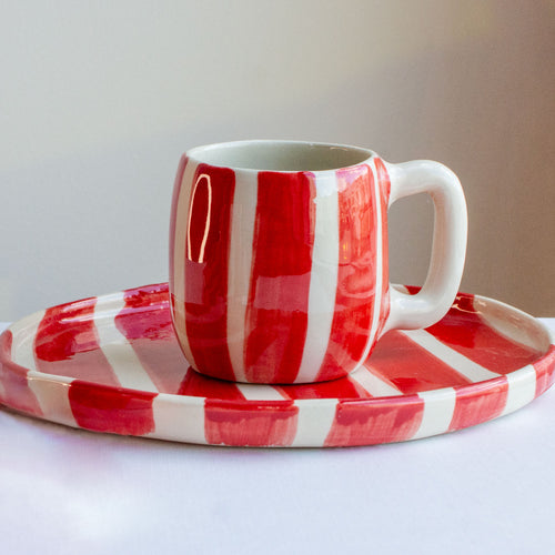 fotografia taza victoria con plato a rayas rojas y blancas vista frontal