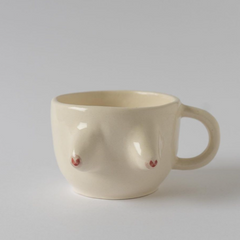 taza tipo café con pechos