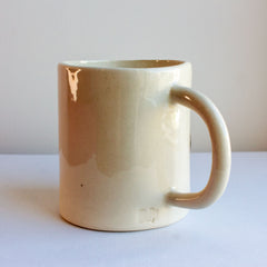 fotografia taza ceramica dali vista trasera