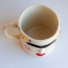 fotografia taza ceramica frida vista desde arriba