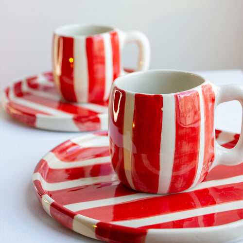 fotografia de tazas rojas a rayas con blanco, vista frontal