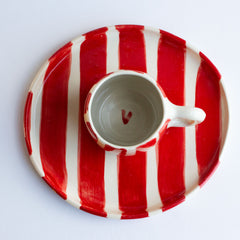 fotografia de tazas rojas a rayas con blanco, vista cenital detalle