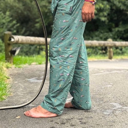 Pantalón de pijama largo con estampado de jungla diseñado por Tato Prado, confeccionado en Villaconejos con algodón 100% español. vista detalle