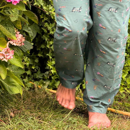 Pantalón de pijama largo con estampado de jungla diseñado por Tato Prado, confeccionado en Villaconejos con algodón 100% español. vista detalle