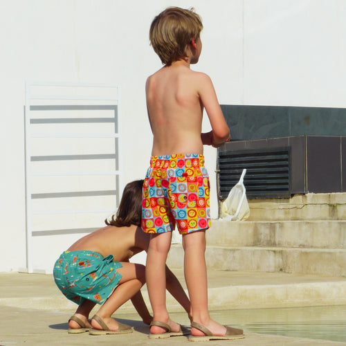 fotografia de niños de espalda con bañadores sunlight y beaches peaches