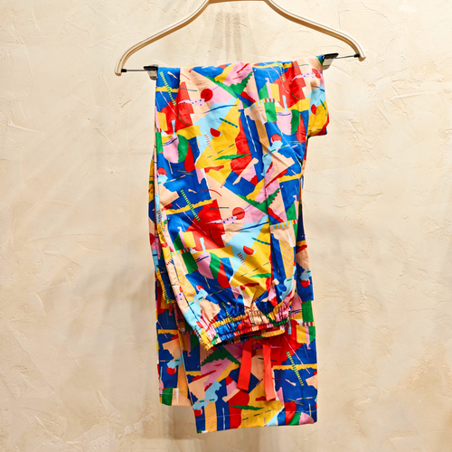 Pantalón de pijama largo con estampado geométrico colorido diseñado por Mireia Ruiz, fabricado en algodón español en Villaconejos.