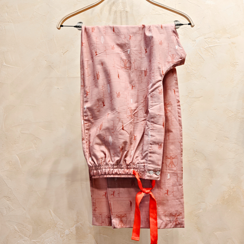 Pantalón de pijama largo con estampado inspirado en el arte clásico y la proporción humana, diseño de Studio.PSD, algodón fabricado en Villaconejos.

¿Quieres que también te prepare el alt text para las camisetas que acompañan a estos pijamas (aunque sean blancas, se puede reforzar con “camiseta blanca de pijama de hombre” para SEO)?