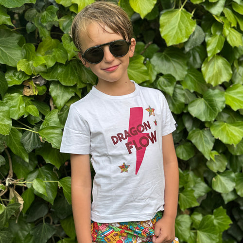 fotografia de niño con camiseta dragonflow, pantalon corto dragonflow y gafas de sol