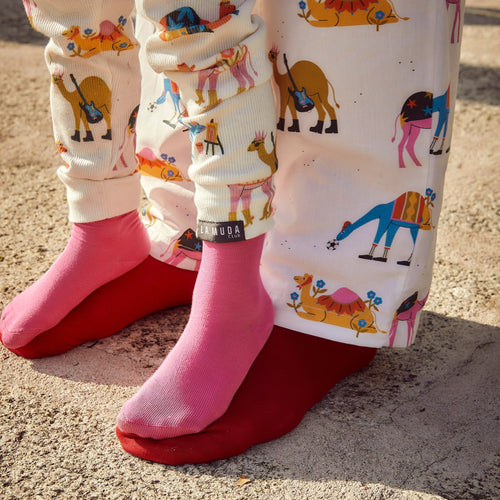 detalle calcetines niño y padre con pijamas hump huddle a juego