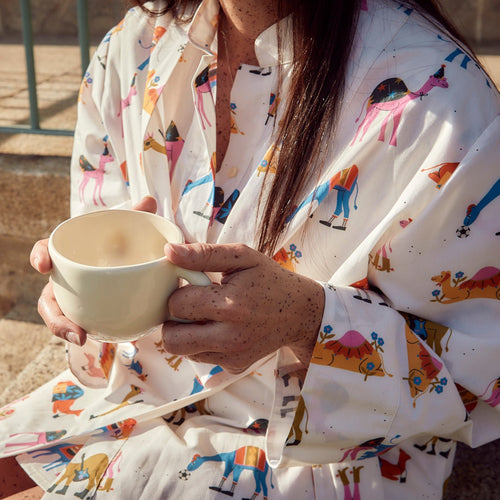 mujer sujetando taza llevando pijama hump huddle