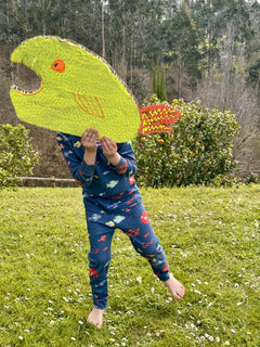 fotografía de niño jugando con pez de cartón llevando pijama de aqua parade