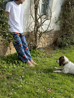 fotografía de hombre frente a perro llevando pantalon de aqua parade