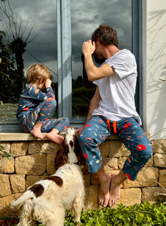 fotografia de padre e hijo con pijama a juego aqua parade